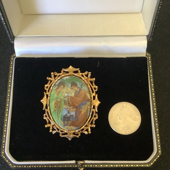 Vintage ART signed Asian temple style hand painted brooch. - Picture 2 of 5